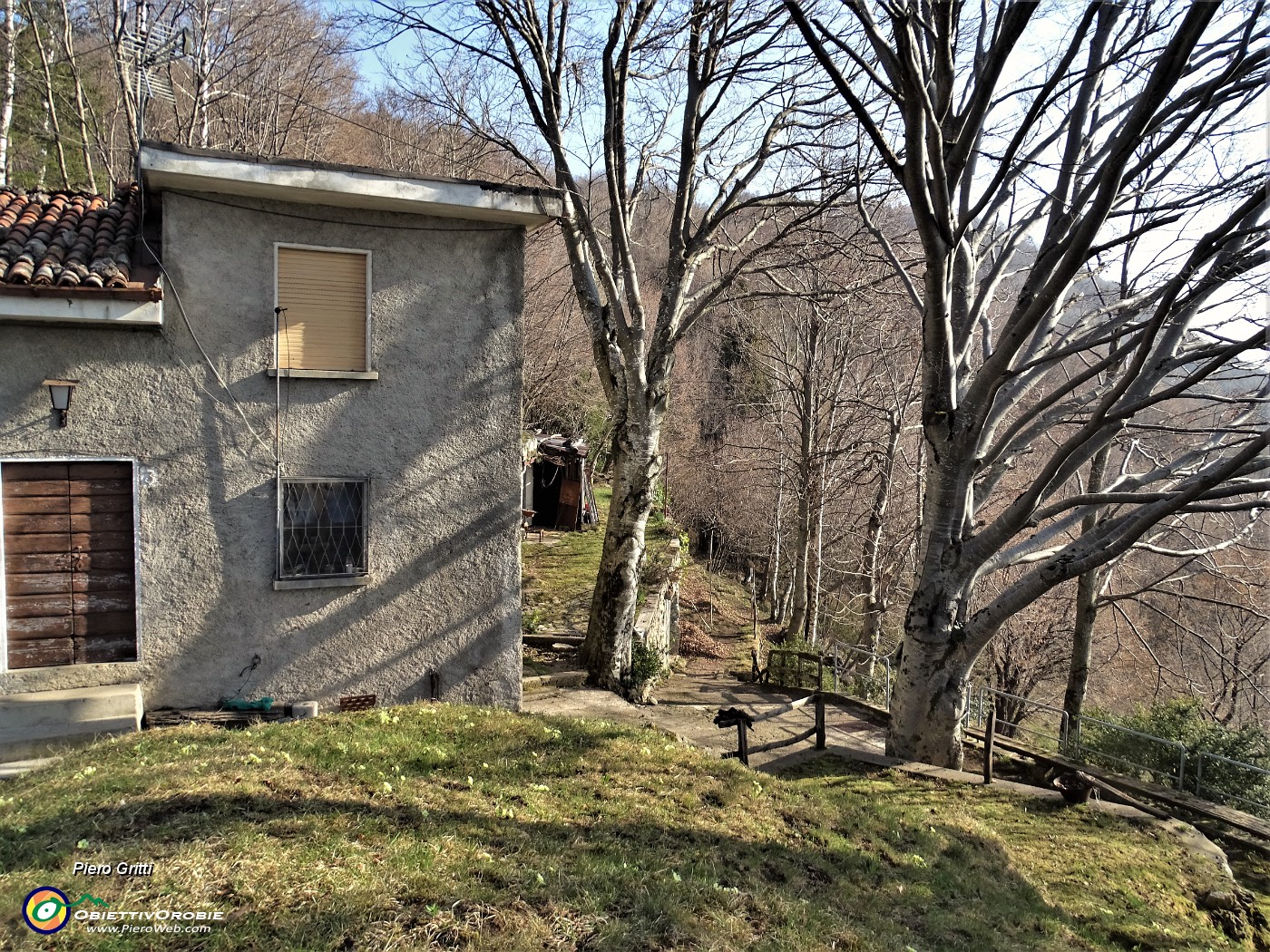 21 Il sentiero prosegue sul lato dx della cascina.JPG
